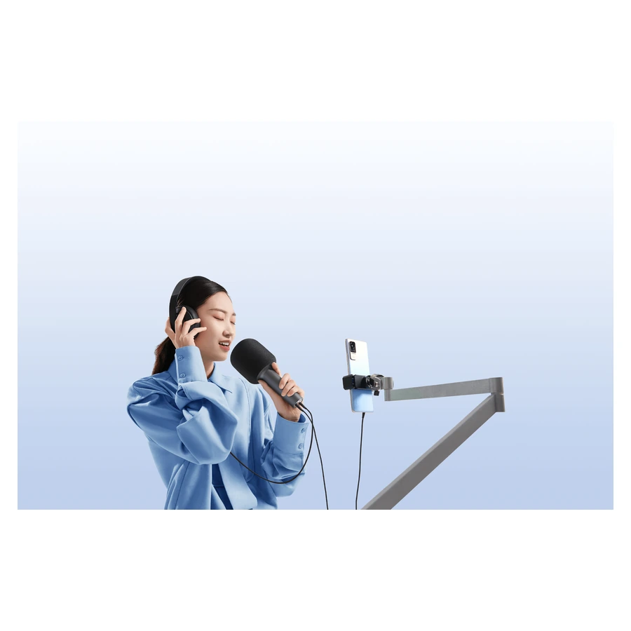 Complete Xiaomi Karaoke Microphone used in a phone recording scene